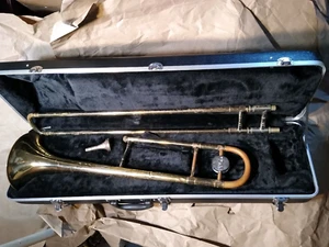 Conn Director Trombone con custodia e boccaglio, USA. Condizioni accettabili. - Foto 1 di 5