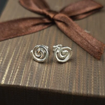 Brinco feminino folheado a ouro branco prata metal sólido novo uso diário espiral - Imagem 1 de 4