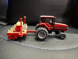 International 800 Cyclo Air Planter 4-Row with 1/64 Case International 7120 dual - Picture 1 of 5