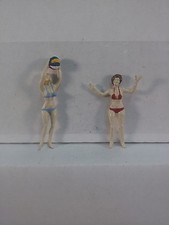 Arttista #1562 - Two Women in Bikinis w/beachball - O Scale Figures