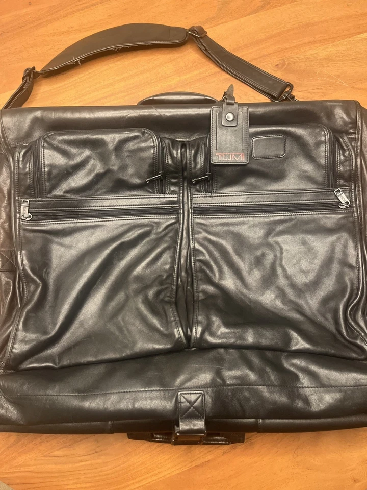 Bolso de ropa colgante plegable de cuero Tumi. Cuero negro suave.  "Equipaje 24"""  Foto 1 de 4