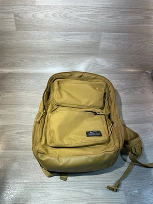 Mochila deportiva Nike utilitaria de entrenamiento de velocidad dorada para gimnasio Foto 1 de 4