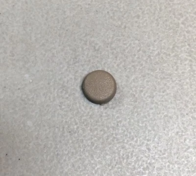 Cubierta de tornillo para panel de puerta Saab 9000 beige 4263471 OEM Foto 1 de 3