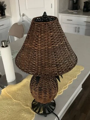  Плетеная лампа с плетеным абажуром - 24 дюйма очень хорошее состояние товара - Изображение 1 из 2