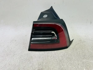2021-2023 TESLA MODELO 3 Y LUZ TRASERA EXTERIOR DERECHA LÁMPARA 4 PINES 1502087-00-D - Imagen 1 de 13