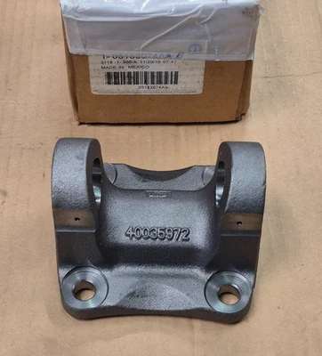 2006-2013 Dodge Ram 2500 3500 новый из старых запасов MoPar карданный вал U-СОЕДИНЕННЫЙ ЗАДНИЙ ФЛАНЦЕВЫЙ ЯРМО - Изображение 1 из 3