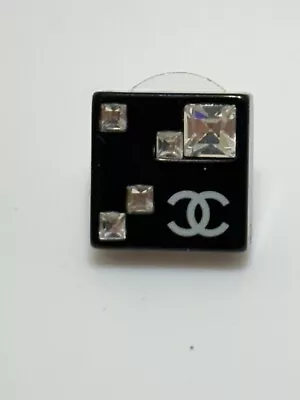 Brincos vintage Chanel 05A preto cristal quadrado logotipo CC - Imagem 1 de 4