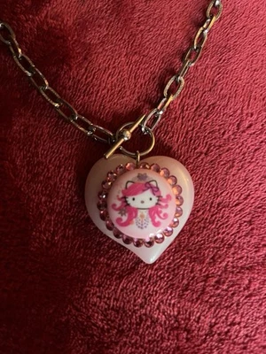 Tarina Tarantino Swarovski Hello Kitty Y2K estética celebridades usada Foto 1 de 4