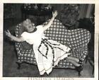 1953 Press Photo Singer Sophie Tucker at her apartment in New York - pix17515