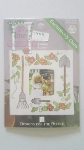 Kit Punto Croce Disegni Per L'Ago # 2079 In Giardino Strumenti Pic Frame - Foto 1 di 2