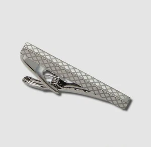 $31 Kenneth Cole Reaction Men's Silver Grid Tie Bar Clip - Picture 1 of 1