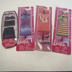 Barbie 4 Pakete Kleidung 2008-2012, nie aus der Verpackung genommen. - Bild 1 von 13
