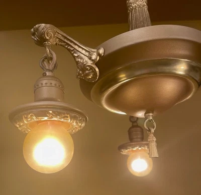 复古 Light 1920 年代黄铜平底锅 3-ARM 枝形吊灯。 新接线! — 第 1/4 张图片