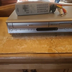 Toshiba SD-K220U DVD VCR Player Recorder Combo Hi-Fi 4 Head VHS & remote & Cable - Bild 1 von 10
