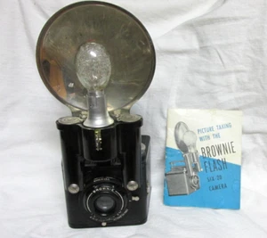 FOTOCAMERA VINTAGE ANNI 40 KODAK BROWNIE FLASH SIX 20 con FLASH & LAMPADINA & MANUALE - Foto 1 di 6
