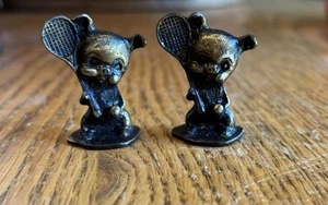 Paar Metall Miniatur Schwein Figuren halten Sportschläger Schmuck Tennis - Bild 1 von 4