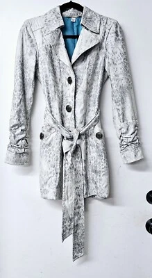 Gabardina Boston Proper Exclusiva MUSE Azul Imitación Piel de Serpiente Mujer (4) Nueva Sin Etiquetas Foto 1 de 4