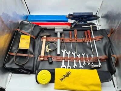 Ferrari 365 GTB/4 Daytona Kit de herramientas Bolsa de rodillo Llave de gato Aceite Bellù Triángulo Agip Foto 1 de 4