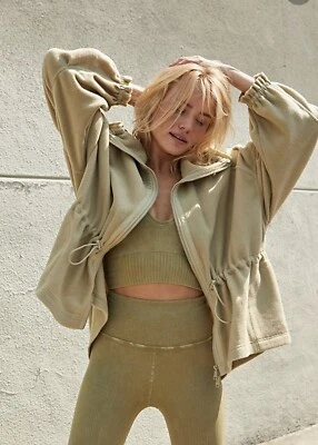 NUEVO CON ETIQUETAS $168 Talla XS Movimiento Free People She's All That Vellón Color Verde Salvia Foto 1 de 4