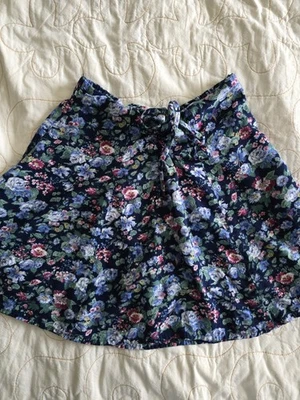 Mini-saia vintage década de 1980 década de 1990 azul floral rayon, tamanho XXS, XS. VOCÊS BEBÊS... - Imagem 1 de 4