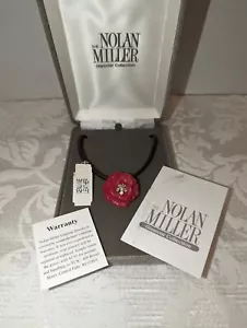 Ciondolo Nolan Miller Corallo Rosso Lucite Lara Camelia su Scatola Cordino in Vera Pelle - Foto 1 di 5