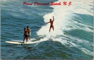 Tarjeta postal de surfistas/escena de surf de Point Pleasant Beach, Nueva Jersey cromada de los años 60 - Imagen 1 de 2