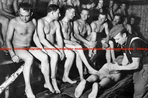 F023765 Soldiers with bare torso in sauna Eastern Front 1943 WW2 3rd Reich - Picture 1 of 3