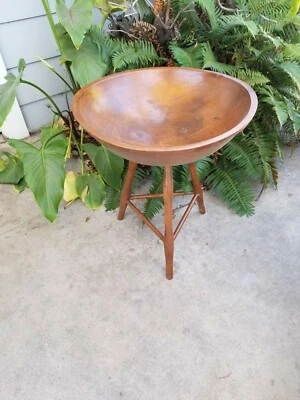 Tigela de massa de madeira antiga/antiga com suporte de perna tripé embutido na tigela - Imagem 1 de 4