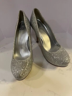 Zapatos de mujer Derek Heart de tacón alto plateados brillantes sin cordones punta redonda TALLA 6,5 Foto 1 de 4