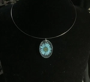 BLUE DAISY SET IN CLEAR RESIN OVAL PENDANT ON WIRE NECKLACE - HANDMADE - Picture 1 of 2