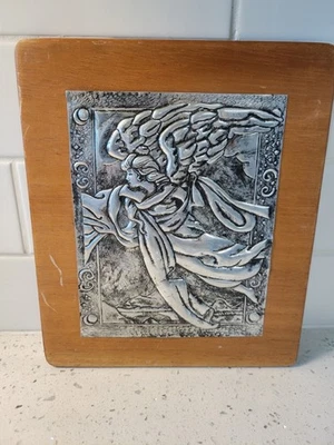 Obra de arte en relieve ángel color plata en relieve montada sobre madera Foto 1 de 4