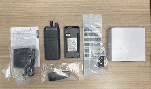 Radio portátil digital Motorola CP100D 403-480 MHz UHF AAH87YDC9JA2AN - Imagen 1 de 4