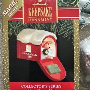 Hallmark Chris Mouse Mail ADORNO DE NAVIDAD Magic Light Keepsake 1991 Buzón - Imagen 1 de 5