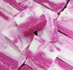 PINK GIN FUDGE by The Fudge Factory Vegetarian Pick & Mix Raspberry Cocktail - Picture 1 of 4