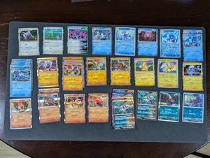 Lote de 50 cartas Pokemon Holofoil y Holofoil inverso - Imagen 1 de 9