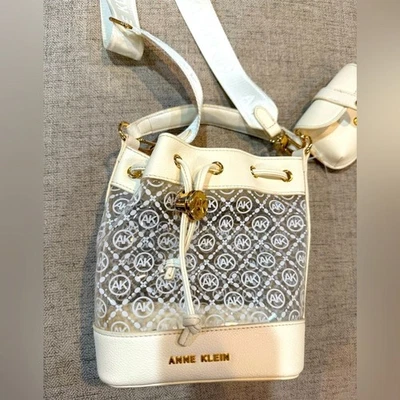 Bolso cubo Anne Klein crema y dorado Foto 1 de 4
