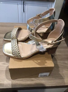 Very Ladies Gold Sandal Size 7EE - Picture 1 of 5