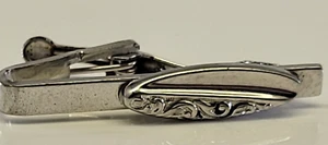 Fermacravatta vintage Petite bambino tono argento ornato firmato Foster - Foto 1 di 3