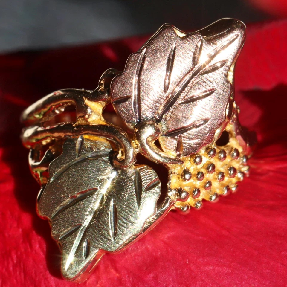 10k multi tone gold ring sz 7 diamond cut grape leaf 3.75g Black Hills Gold N368 - Image 1 of 4