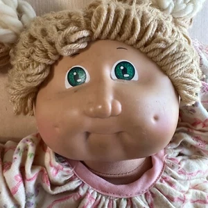 Cabbage Patch bambola bambini 1982 capelli castano chiaro occhi verdi fossette vestito e pannolino - Foto 1 di 18