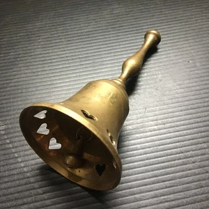 Vintage 1970er Premium massive Messing Handglocke mit Herzausschnitten 5" Höhe x 2-3/8" Breite - Bild 1 von 6