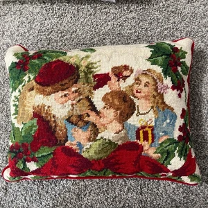 Almohada vintage de acento navideño con punta de aguja para niños Santa Holly del Viejo Mundo - Imagen 1 de 7