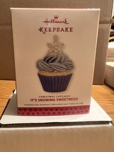 2013 Hallmark Keepsake Ornament It's Snowing Sweetness Christmas Cupcakes - Picture 1 of 4