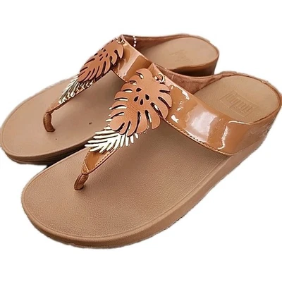 Sandalias de cuña FitFlop para mujer talla 7 Fino hoja de selva punta albaricoque/doradas Foto 1 de 4