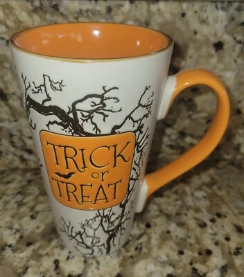 Halloween TRUCO O TRATO 2017 Spooky Tree Cerámica Café Latte Taza Taza Taza Foto 1 de 3