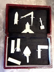 Freimaurer Set Zelluloid Miniatur Arbeitswerkzeuge komplett Original Koffer - Bild 1 von 2