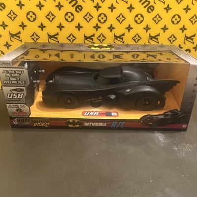 Jada Toys Batmobile 1989 R/C Turbo Hollywood Rides Batman 80 Years USB 2.4GHZ - Image 1 of 4