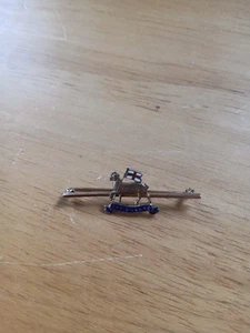 Broche de oro de 18 quilates Sweetheart Army años 30 The Queens Regiment cordero y bandera - Imagen 1 de 4