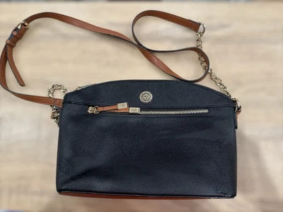 BOLSO BANDOLERA ANNE KLEIN con CORREA AJUSTABLE - Negro - Detalles de cadena dorada Foto 1 de 4