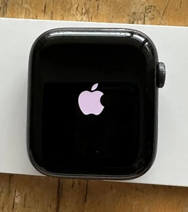 Apple Watch 6 Space Gray Aluminum Case Black Sport Band - Zdjęcie 1 z 11
